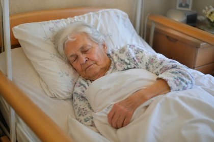 Nespavosť u seniorov. Praktické rady pre opatrovateľky v Nemecku a Holandsku